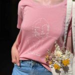 femme portant un t-shirt Themis rose de la marque lyonnaise Leonor roversi