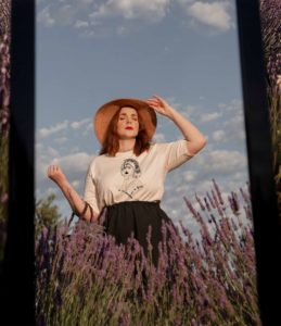 femme qui porte t-shirt lupita crème leonor roversi dans un champ de lavande