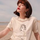 femme portant un t-shirt beige lupita en coton naturel de la marque éthique et lyonnais Leonor Roversi