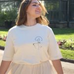 femme souriante qui porte un t-shirt crème KLIMT en coton bio de la marque leonor roversi