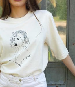 femme qui porte un t-shirt crème avec la couleur naturelle du coton bio e la marque Leonor ROVERSI