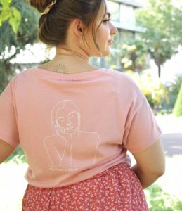 jeune femme qui porte un t-shirt rose thémis de la marque leonor roversi
