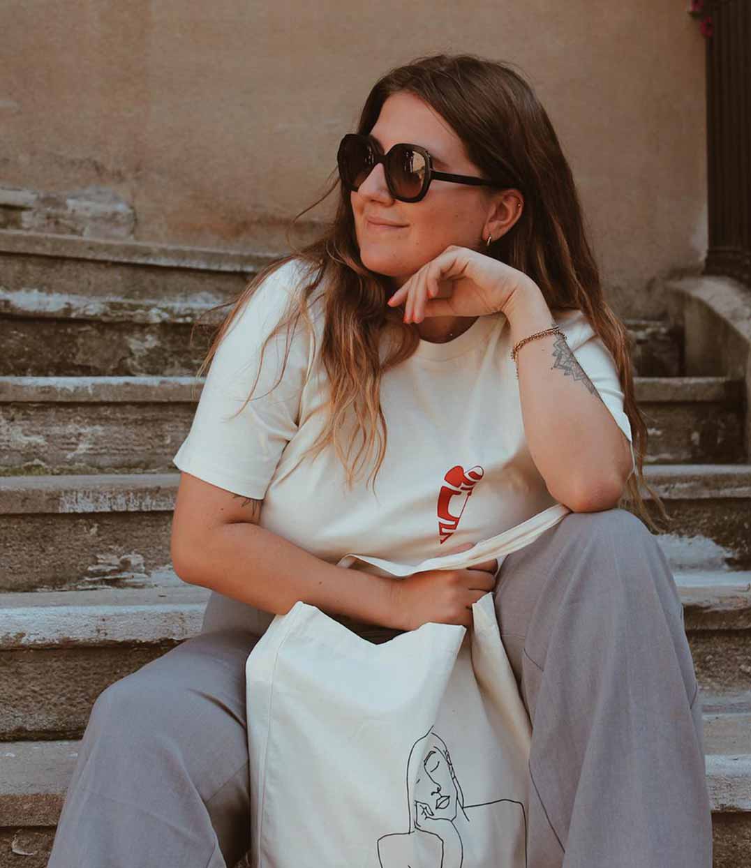 femme assise portant un t-shirt creme leonorroversi