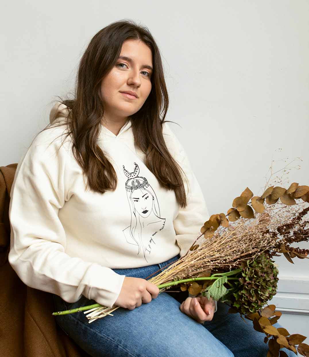 femme portant un hoodie naturel coyoqui leonor roversi