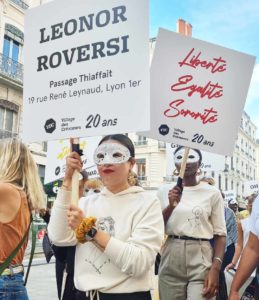 femme masquée sweat Lupita pancarte Leonor Roversi