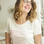 Tshirt shero crème rouge femme souriant 5 idées de cadeaux pour la fête des mères maman féministes