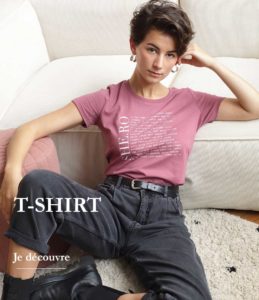 Femme avec le t-shirt She.ro hibiscus Nouvelle collection Leonor Roversi