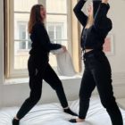 Deux femmes portant des sweats à capuche et joggings noir de la collection de Leonor Roversi