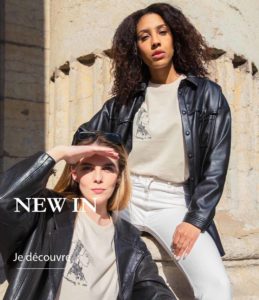 Deux femmes pourtant les t-shirts crème de la nouvelle collection taka de la marque Leonor Roversi, disponible en pré-commande à partir du 26 avril