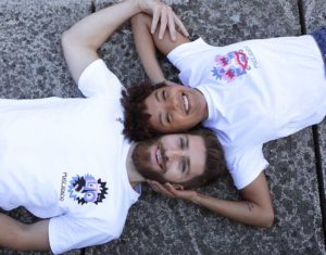Deux personnes portant des t-shirts blanc de la marque Leonor Roversi, marque lyonnaise féministe éthique et éco-responsable