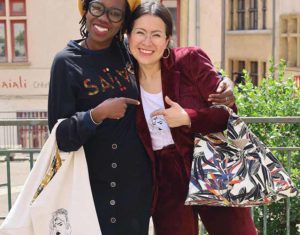 deux femmes portants des t-shirts de la collaboration entre la marque Saisai et Leonor Roversi marque lyonnaise féministe, éthique et éco-responsable