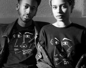 deux personne portant des t-shirt noir de la marque Leonor Roversi marque lyonnaise féministe, éco-responsable et éthique