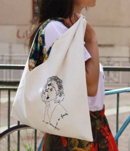 femme portant un sac de la collection Reinas de la marque Leonor Roversi marque lyonnaise féministe, éthique et éco-responsable en collaboration avec la marque Saisai