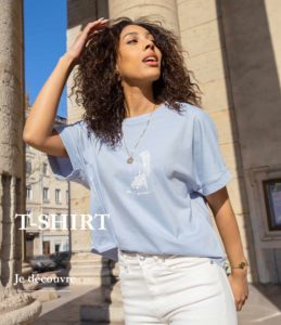 Une femme portant un t-shirt bleu de la nouvelle collection TAKA de chez Leonor Roversi