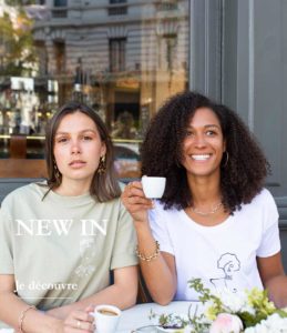 Deux femmes portant un t-shirt de la collection reines de la marque lyonnaise féministe éthique et éco-responsable Leonor roversi