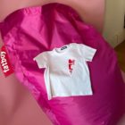 t-shirt blanc avec un coeur rouge pour bébé de la collection abracito de la marque lyonnaise féministe éthique éco-responsable Leonor Roversi