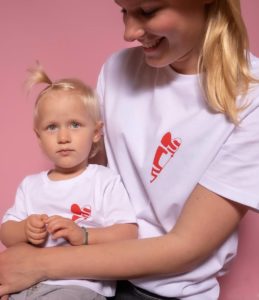 t-shirt blanc avec un coeur rouge pour bébé de la collection abracito de la marque lyonnaise féministe éthique éco-responsable Leonor Roversi