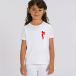 enfant fille portant un t-shirt de la collection abracito de la marque lyonnaise Leonor roversi collection enfant t-shirt avec un coeur