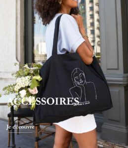 femme portant un t-shirt et un sac cabas noir de la collection reines de la marque lyonnaise féministe éthique et éco-responsable Leonor roversi