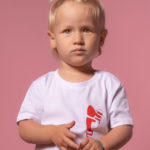 un bébé portant un t-shirt blanc avec un coeur rouge de la collection abracito de la marque lyonnaise féministe éthique éco-responsable Leonor Roversi