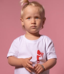 un bébé portant un t-shirt blanc avec un coeur rouge de la collection abracito de la marque lyonnaise féministe éthique éco-responsable Leonor Roversi