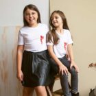 deux filles portant un t-shirt abracito enfant leonor roversi