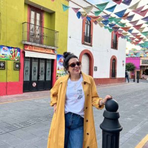 La créatrice portant le t-shirt peony collab brobi au Mexique
