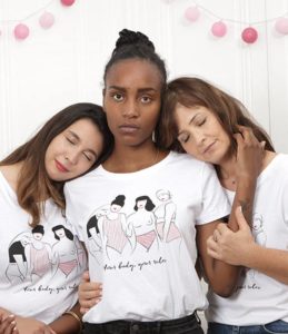 Trois femmes se tenant par les bras