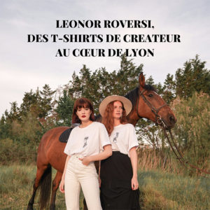 Deux femmes portant des t-shirts Leonor Roversi