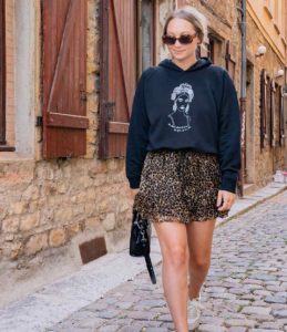 femme qui marche portant un hoodie noir esperanza leonor roversi