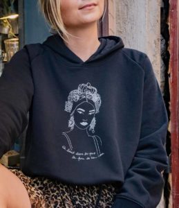 femme assise portant un hoodie noir leonor roversi