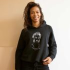 femme debut portant un hoodie noir