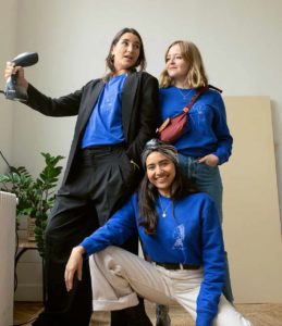 trois femme portant des pièces bleus électriques de la marque éthique et lyonnaise leonor roversi
