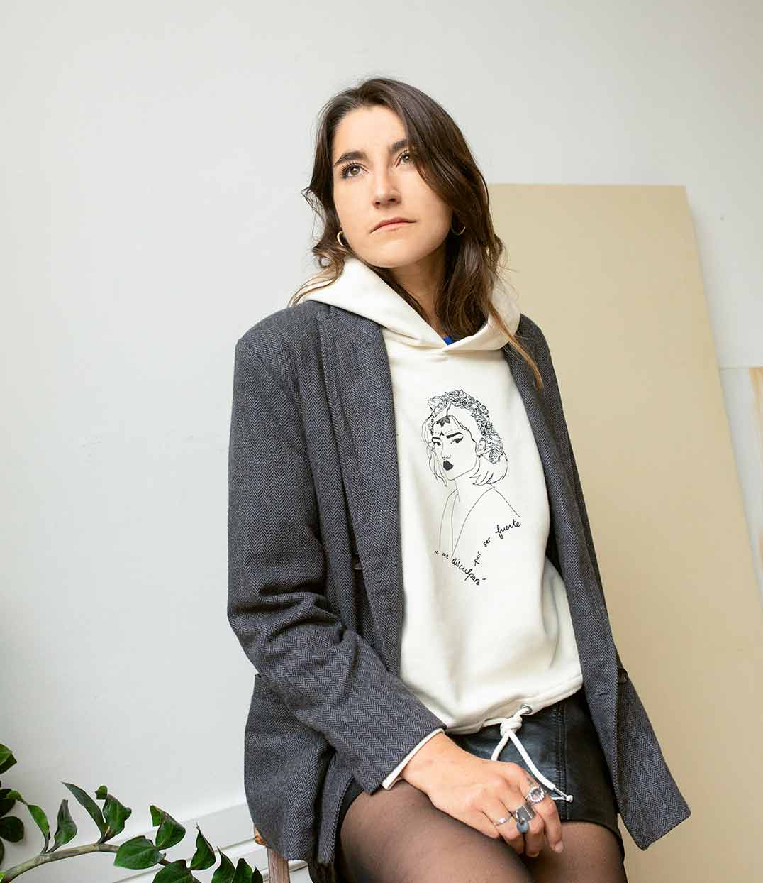 femme portant un hoodie lupita crème en coton bio de la marque éthique et lyonnaise Leonor Roversi
