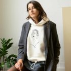 femme portant un hoodie lupita crème en coton bio de la marque éthique et lyonnaise Leonor Roversi
