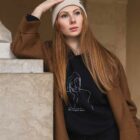 hoodie themis noir en coton bio de la marque éthique et lyonnaise leonor roversi