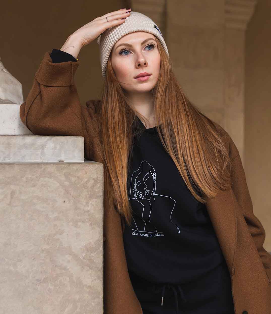 hoodie themis noir en coton bio de la marque éthique et lyonnaise leonor roversi