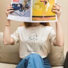 Femme portant t-shirt themis naturel en coton bio de la marque éthique et lyonnaise leonor roversi