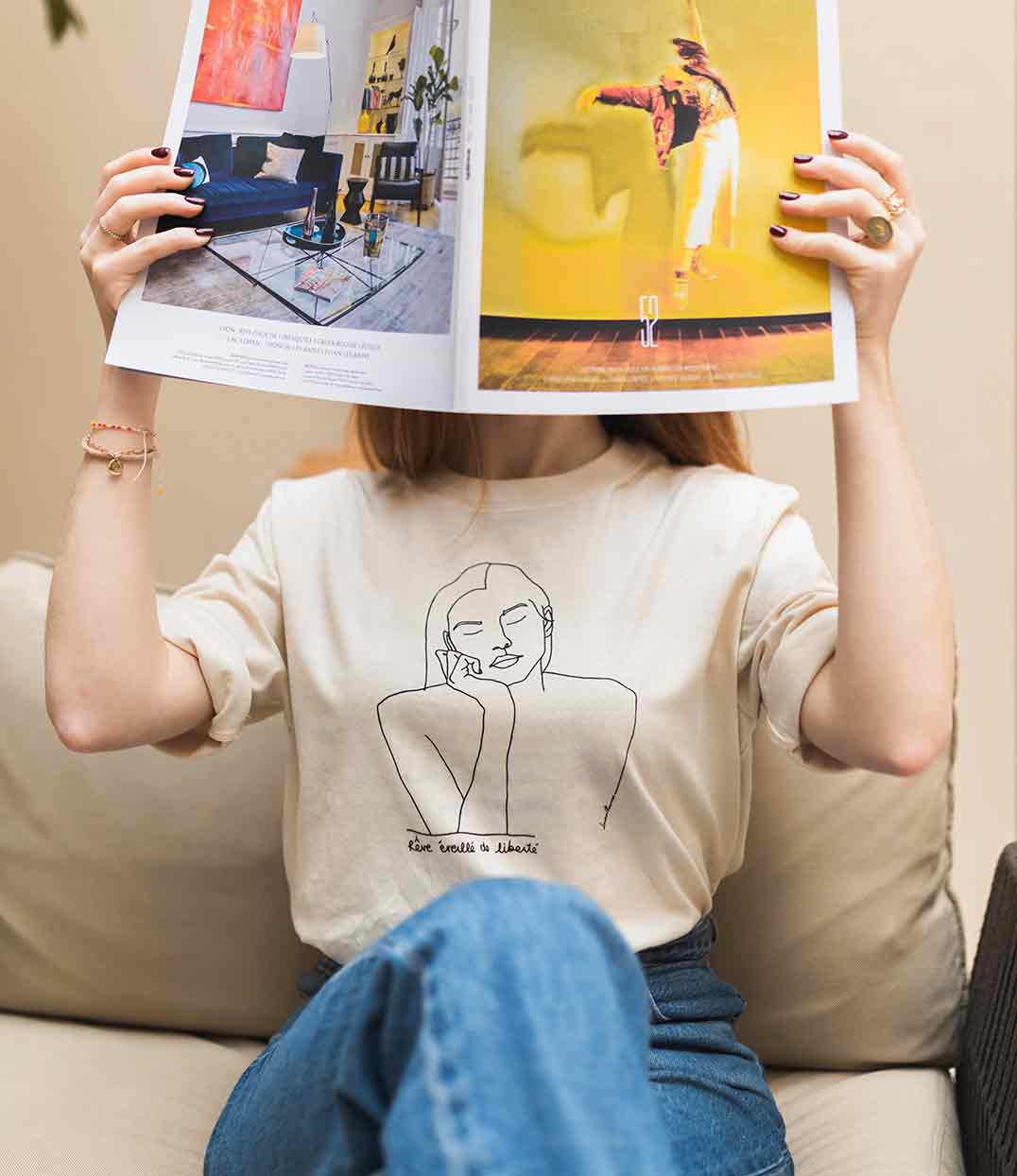 Femme portant t-shirt themis naturel en coton bio de la marque éthique et lyonnaise leonor roversi