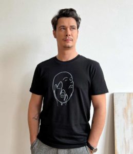 homme portant un t shirt noir fundidos unisexe de la marque éthique et lyonnaise leonor roversi