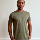 homme debut portant un t-shirt khaki leonor roversi