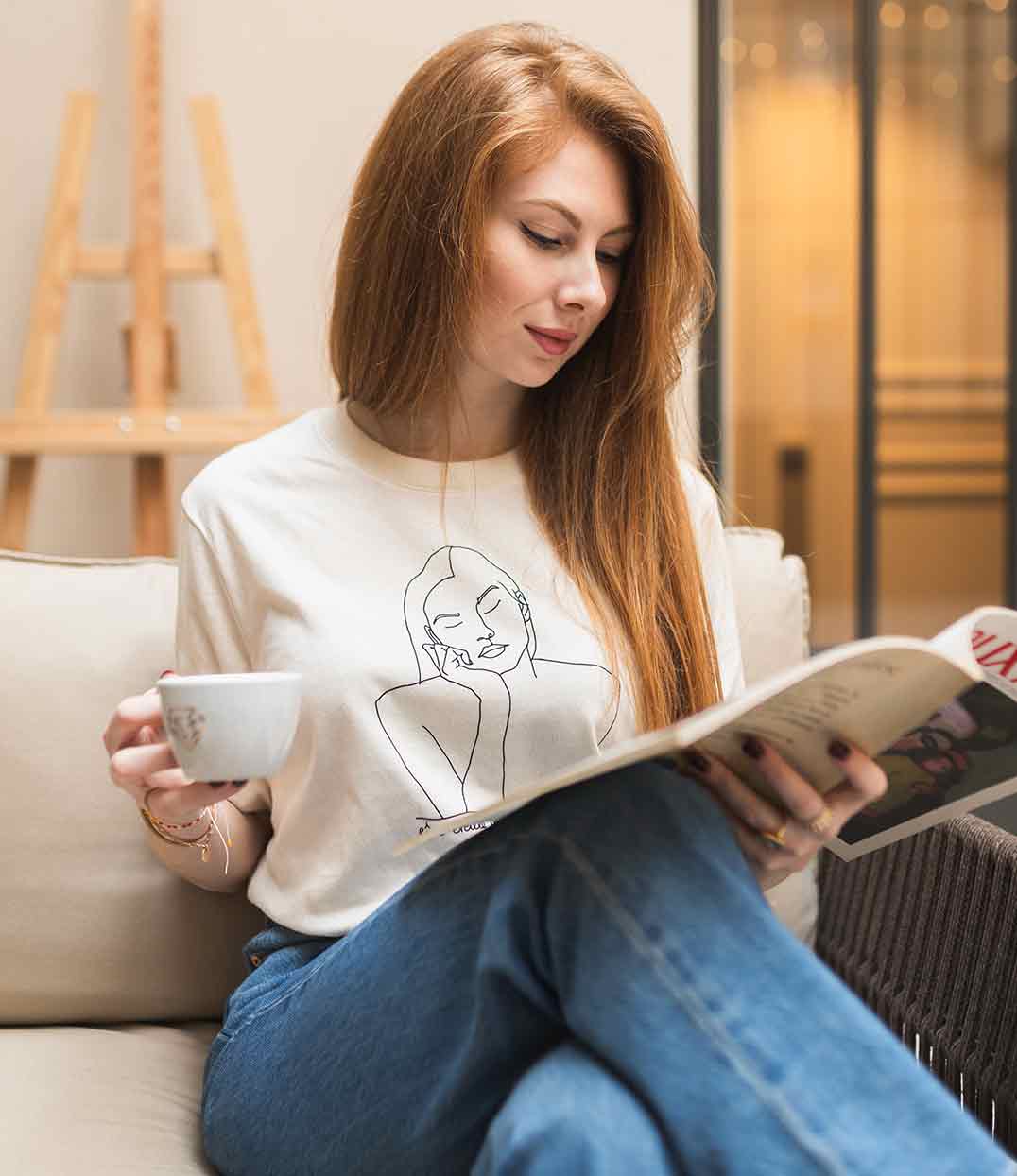 femme portant un t-shirt themis naturel en coton bio de la marque éthique et lyonnaise leonor roversi