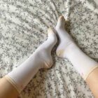 chaussettes pow her roses et blanches de la marque éthique et lyonnaise Leonor Roversi en collaboration avec Maline Underwear