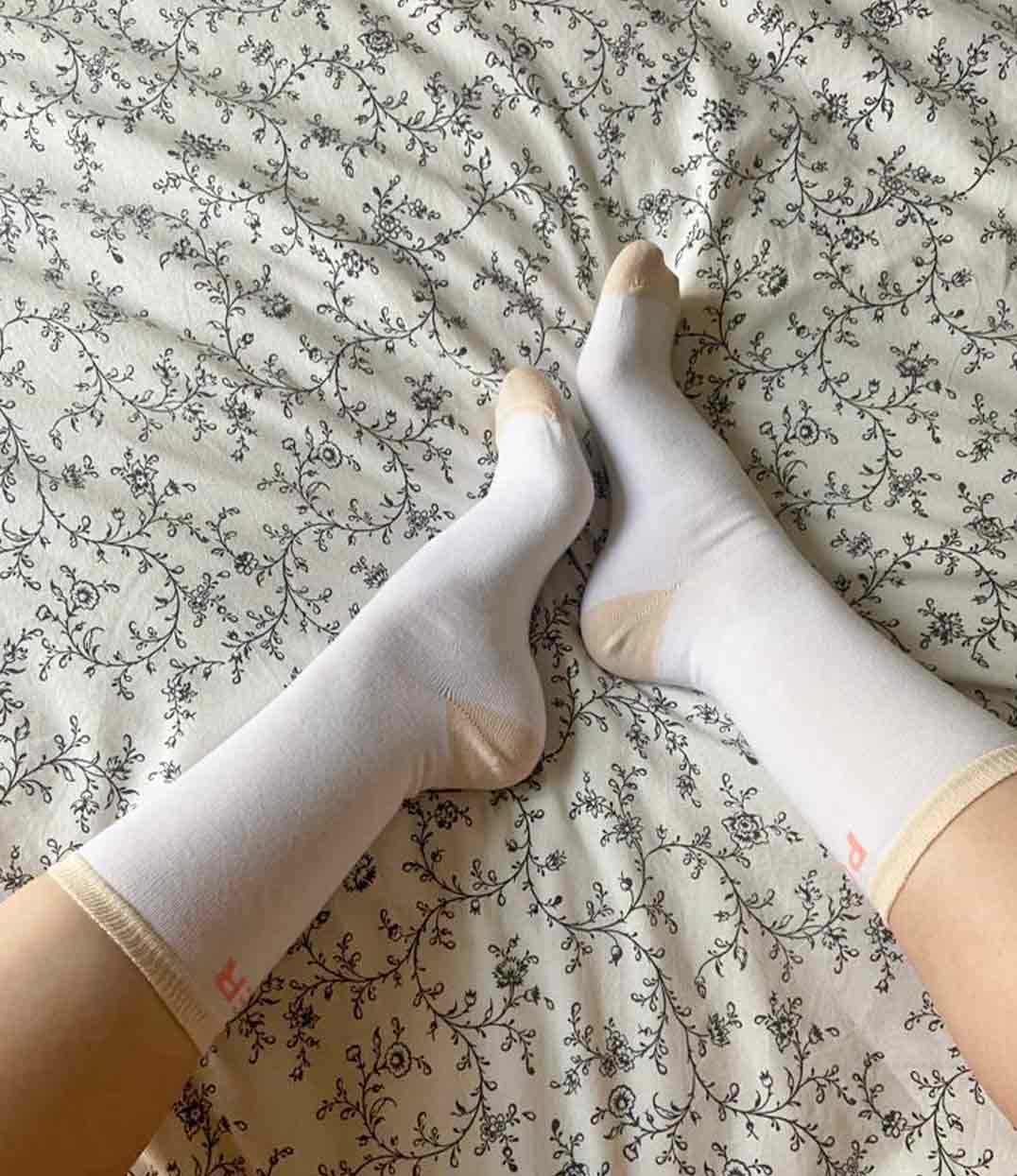 chaussettes pow her roses et blanches de la marque éthique et lyonnaise Leonor Roversi en collaboration avec Maline Underwear