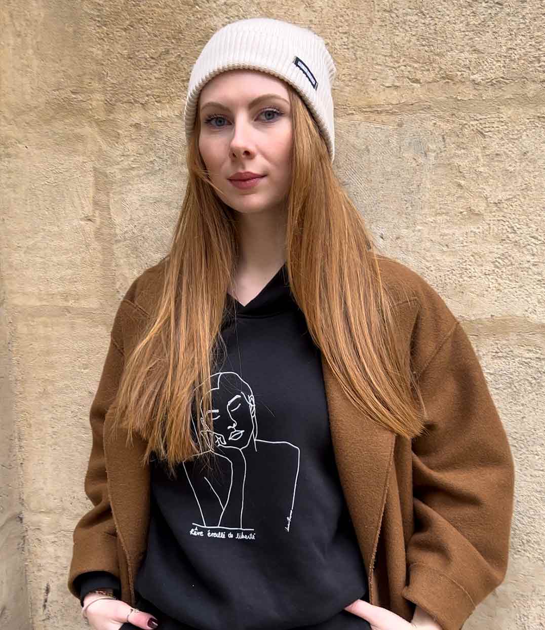 Femme portant un bonnet couleur crème en coton bio de la marque éthique et lyonnaise leonor roversi