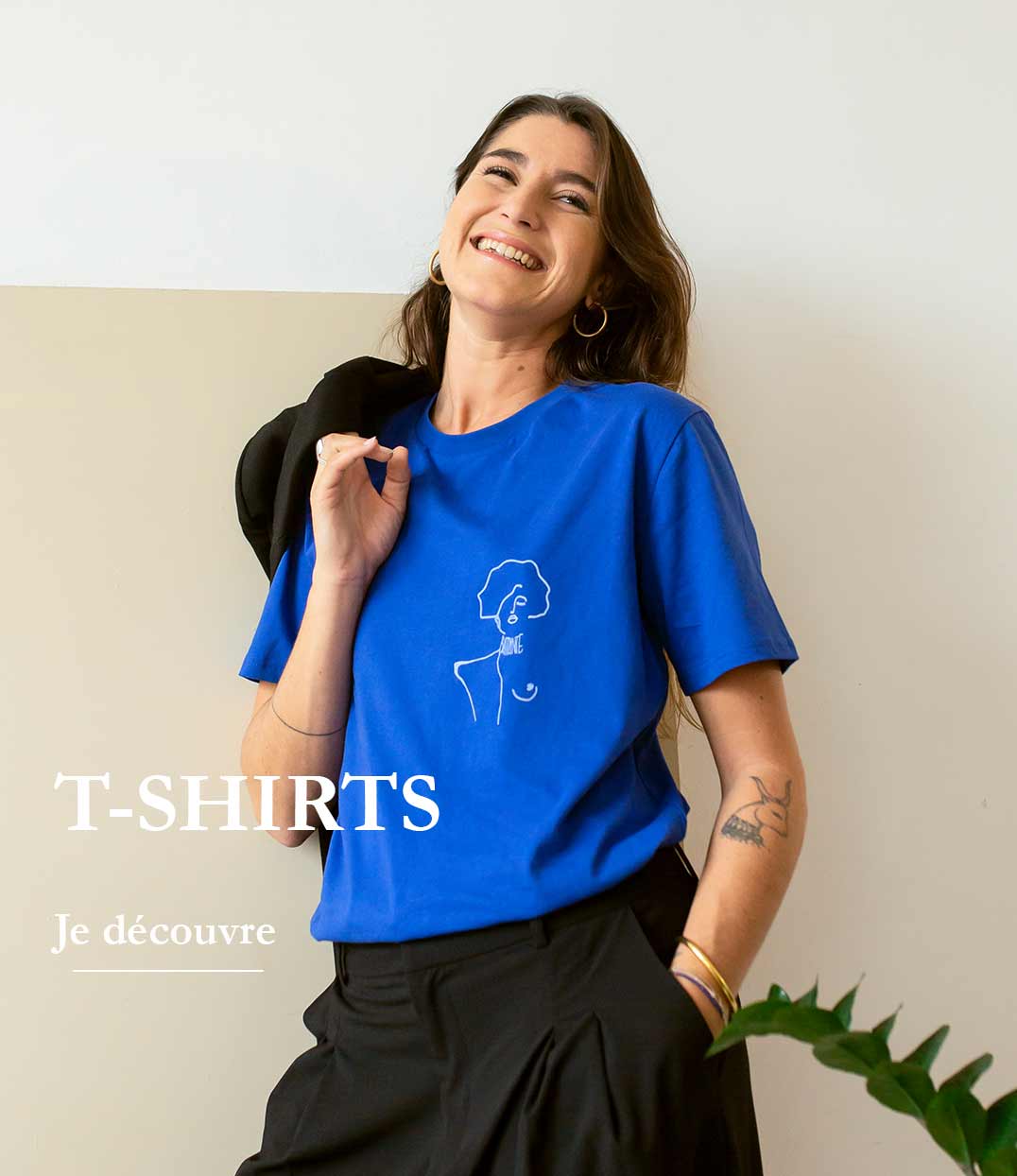 femme portant un t shirt bleu électrique de la marque éthique et lyonnaise leonor roversi
