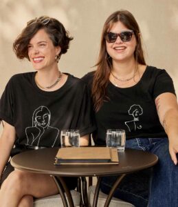 Deux femmes assises portant des t-shirts noirs leonor roversi