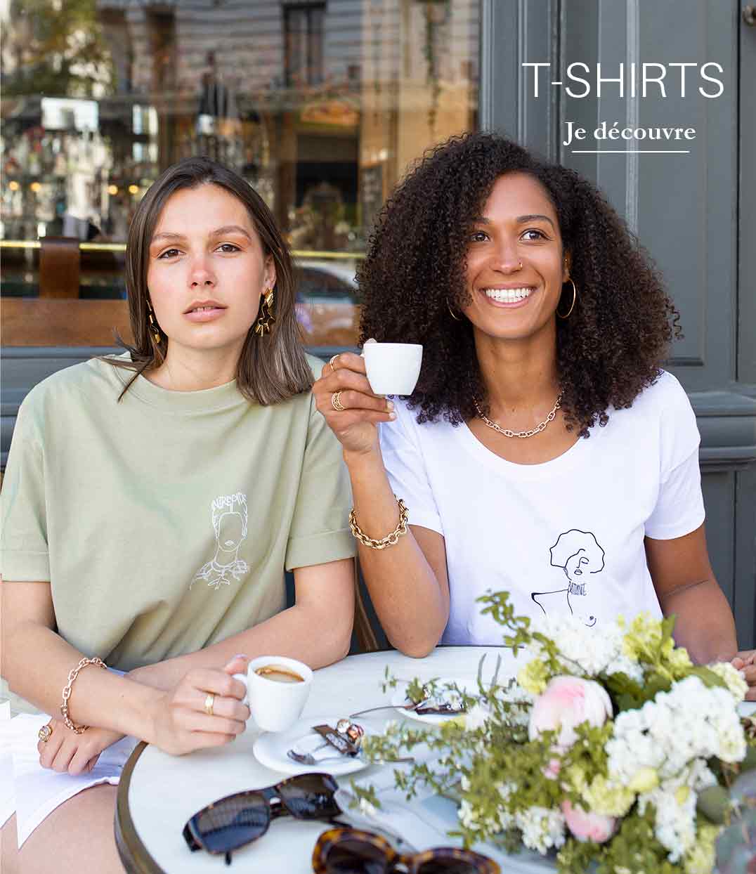 deux femmes assises portant les t-shirts du printemps leonor roversi