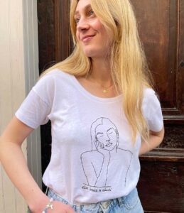 femme portant un tshirt Themis blanc Leonor Roversi