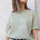 femme debout portant un tshirt vert amande frida de leonorroversi